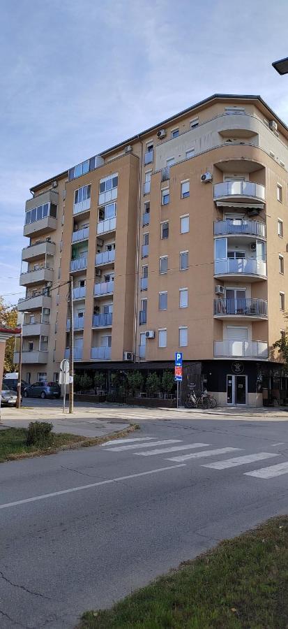 Lux Apartman Ava Kikinda Esterno foto